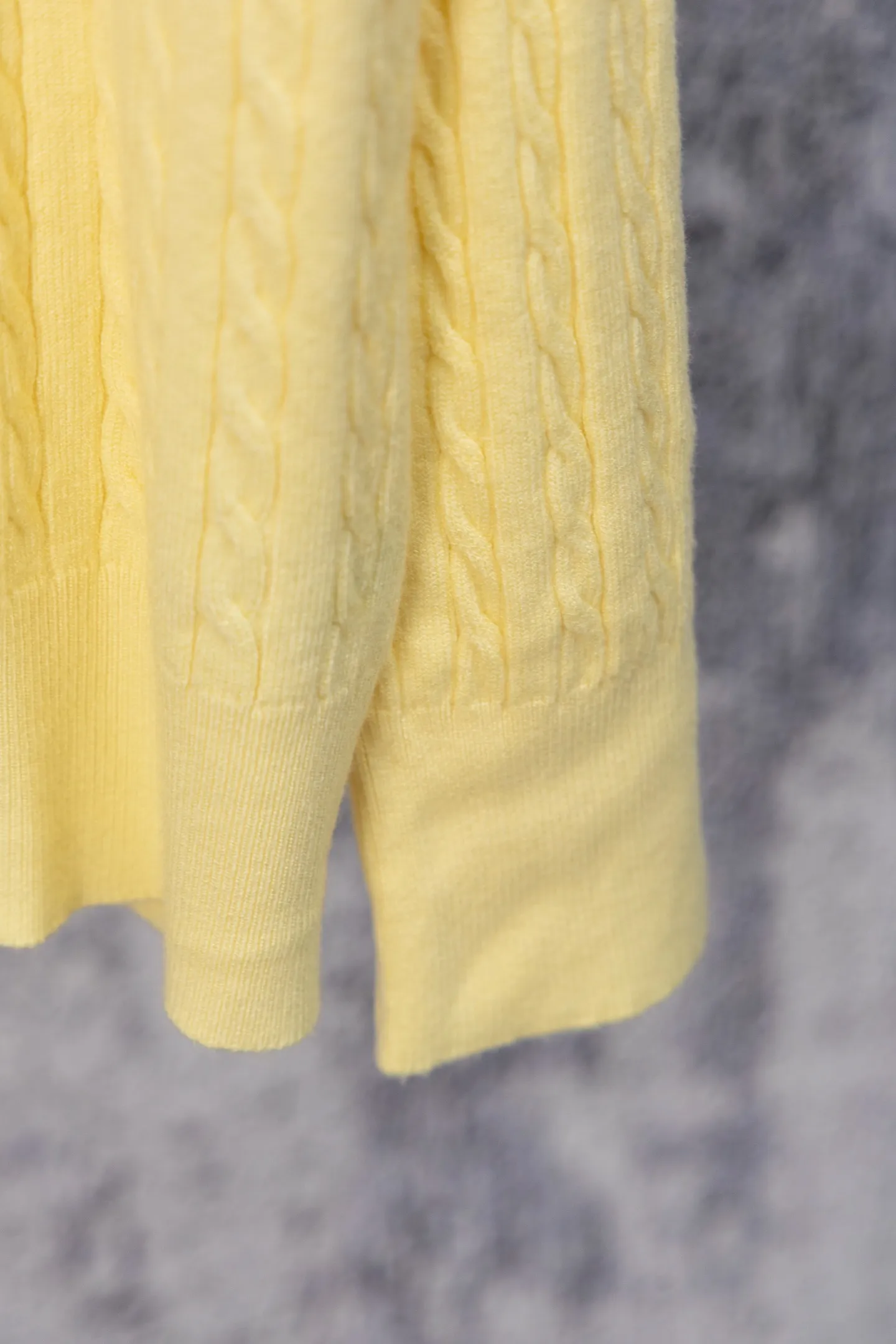 P170 Ralph Lauren Classic Round Neck Solid Color Pony Embroidered Logo Knitted Cardigan Long Sleeve Ralph Lauren Classic Basic Versatile Twist Knitted Cardigan Long Sleeve Main supply platform live broadcast Wholesale entity Replenish when out of stock Not removed from the shelves Quality 1:1 patterning Complete three standards Correct version of pony logo Imported quality cotton yarn Focus on high-end Cost-effective Good quality Needless to say Zhao Lusi's same style is really amazing, so sweet I'm so beautiful. This cardigan is really good-looking. It's simple and easy to wear. It's a must-have for goddess ootd. Good-looking clothes are never picky. A must-have in the wardrobe of goddesses. Size: S-XL. Color: black, apricot, gray, navy, red, white.